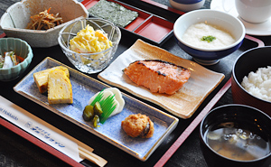 栄養バランスを考えた朝食で、一日の活力をチャージ。